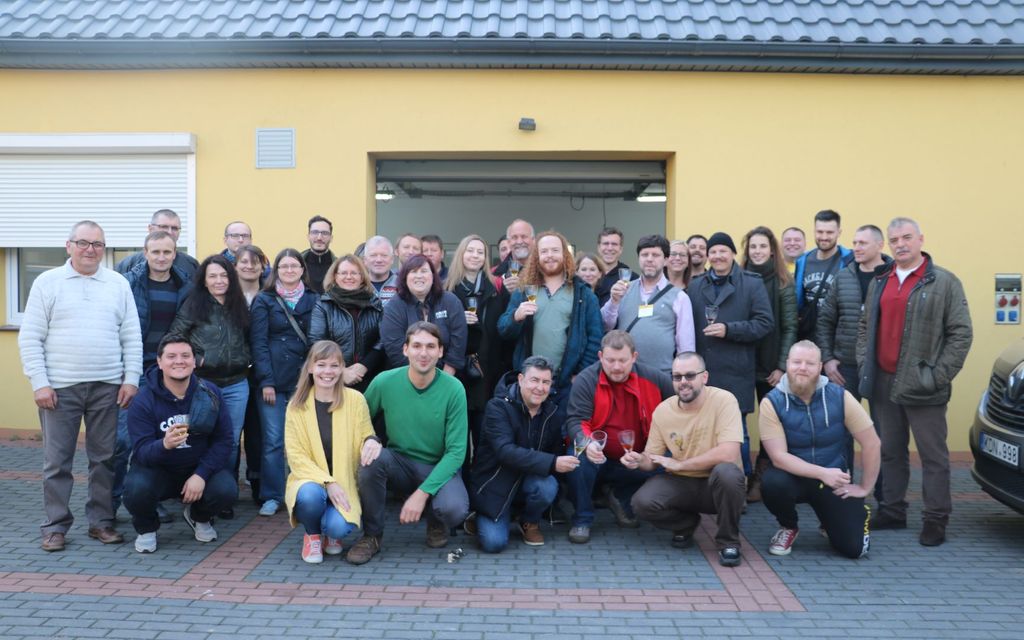 Grupa zwiedzająca Miodosytnię Imbiorowicz