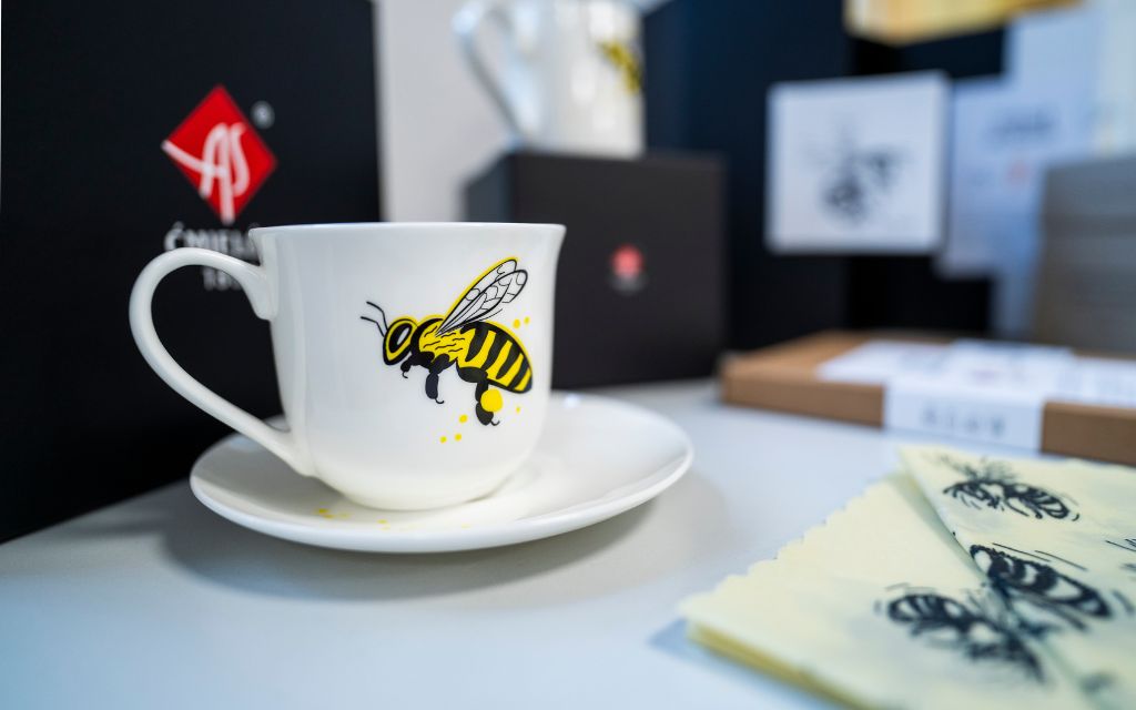 ładny kubek z pszczoła