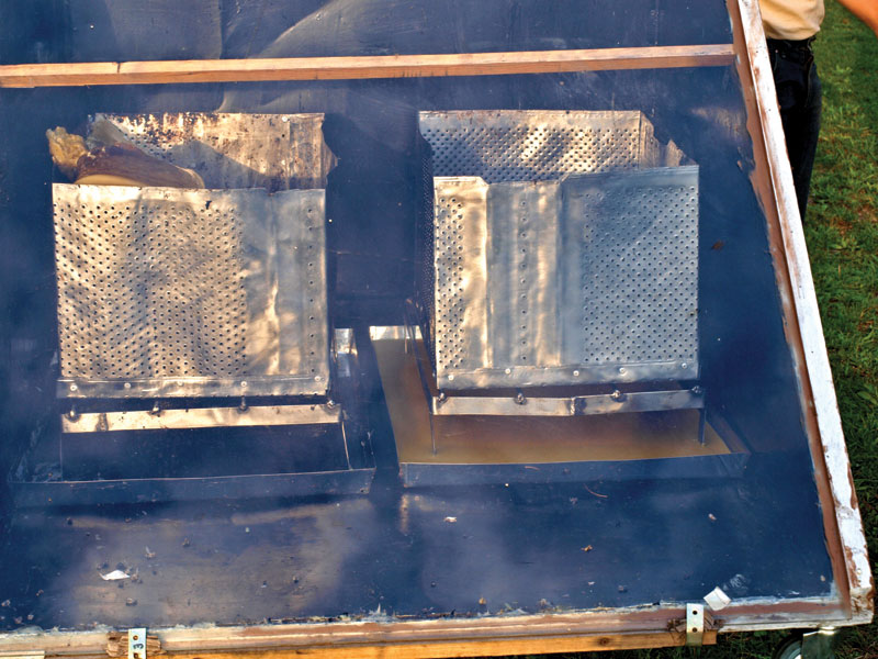 Topiarka –&nbsp;widok z&nbsp;przodu z&nbsp;widocznymi pojemnikami na plastry i&nbsp;zastygłym woskiem w&nbsp;pojemniku