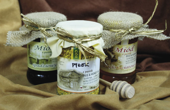 Fot. 3. Tradycyjnie przyozdobione słoiki z miodem wszechstronnego przeznaczenia w tym również jako gadżet miodowe Fot. 3. Tradycyjnie przyozdobione słoiki z miodem wszechstronnego przeznaczenia w tym również jako gadżet miodowe