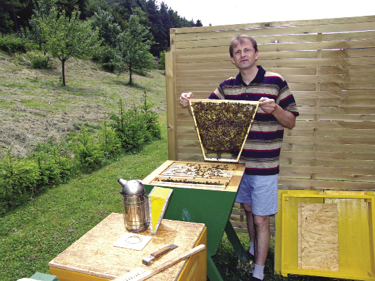 Wielu Czytelników „Pasieki” pamięta Pana Krzysztofa z publikacji o ulu Apostoly’ego zamieszczonego na naszych łamach, jednak ten typ ula to tylko jeden z wielu użytkowanych przez niego.