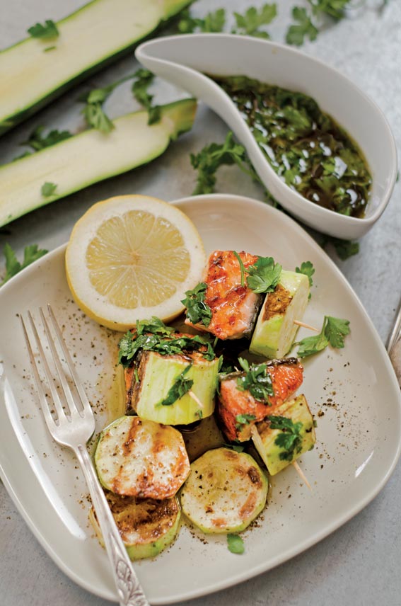 Szaszłyki z łososia i muffinki czekoladowe z miodem