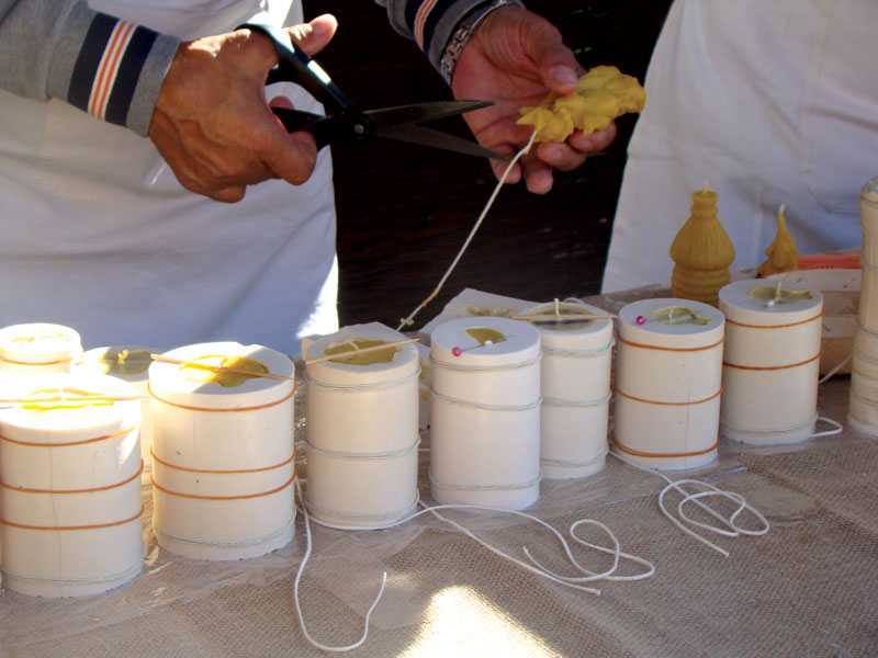 Zrób to sam: świece i zawieszki z wosku pszczelego