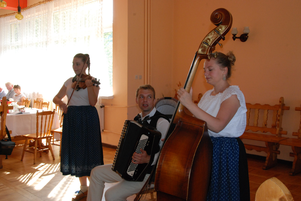 Pasieka nr 82 (zony-pszcelarzy-starannie-przygotowaly-slodkie-posmaki-i-do-tego-zespol-wisla-przygrywal-wesole-melodie-(2).jpg)