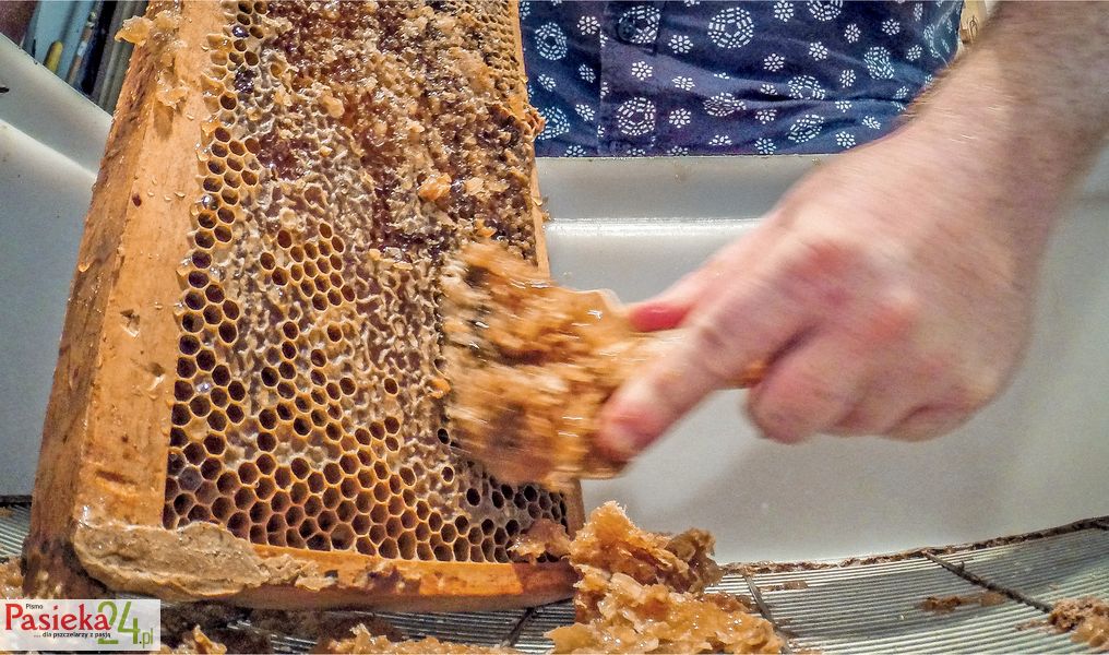 Wosk i węza – zimowe prace w pasiece, cz. 1.