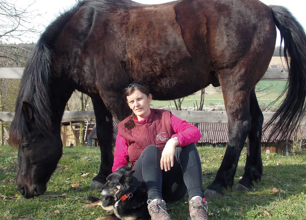 Powinnyśmy iść w kierunku utrzymywania mniejszej liczby rodzin pszczelich, ale w o wiele lepszym zdrowiu – wywiad z Hajnalką Szentgyörgy, cz. 1.