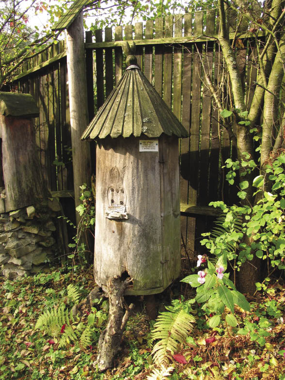 Zabytkowy ul pniak znajdujący się w&nbsp;„Pasiece pod Lasem” Józefa Różańskiego.