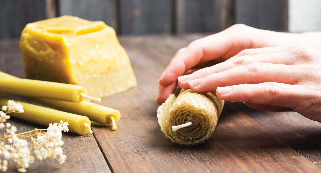 Krótki poradnik o produkcji świec z wosku pszczelego  (shutterstock_790928620)