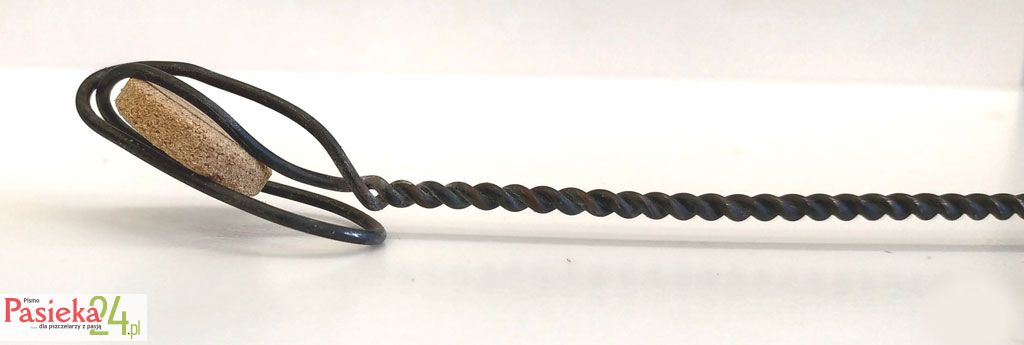 Fot. 1. Tabletka Apiwarolu umocowana na ruszcie z drutu: A) widok z boku pokazujący, że tabletka nie leży płasko, a jest lekko uniesiona, B) widok z góry.