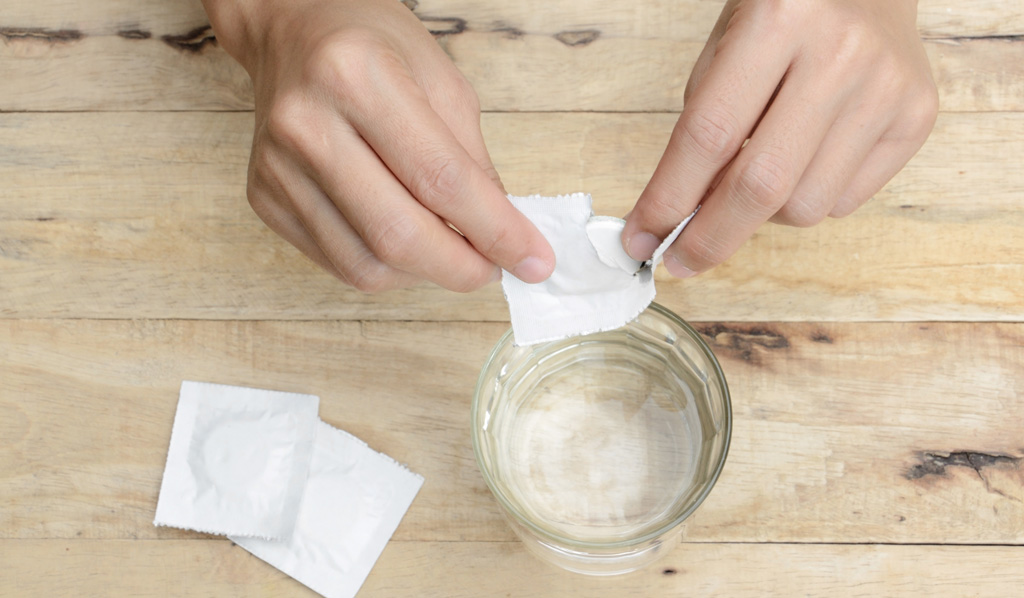 MIT: Po użądleniu przez pszczołę należy poszkodowanej osobie podać wapno