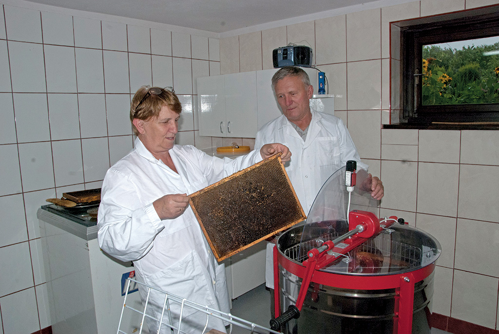 Pasieka nr 1 (miodarka_miodobranie-1.jpg)