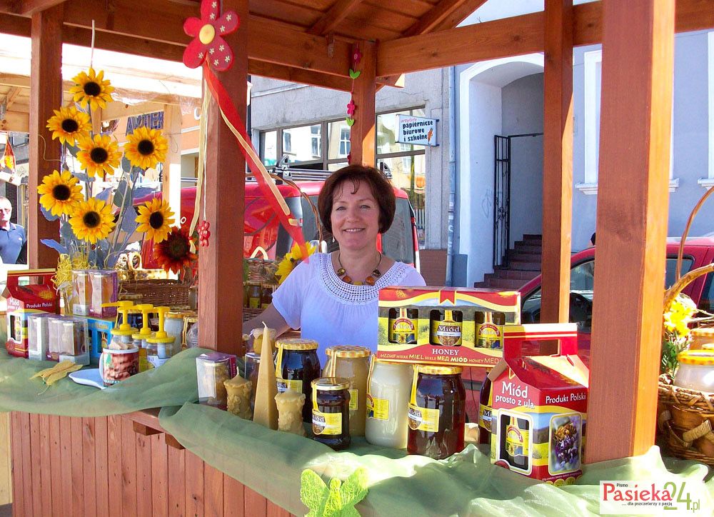 Porady pszczelarskie, na ilustracji stoisko pszczelarzy na kiermaszu