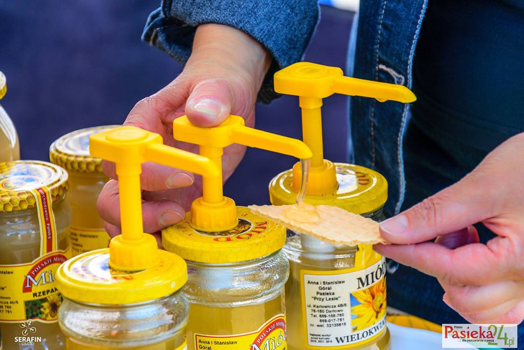 Porady pszczelarskie, na ilustracji stoisko pszczelarzy oferujących darmowe próbki miodu