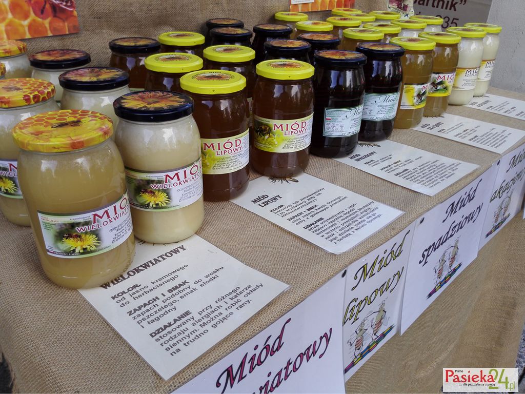 Porady pszczelarskie, na ilustracji stoisko z miodem na kiermaszu pszczelarskim