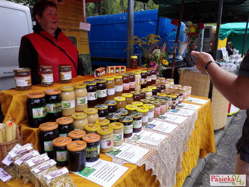 Porady pszczelarskie, na ilustracji stoisko pszczelarzy na festynie